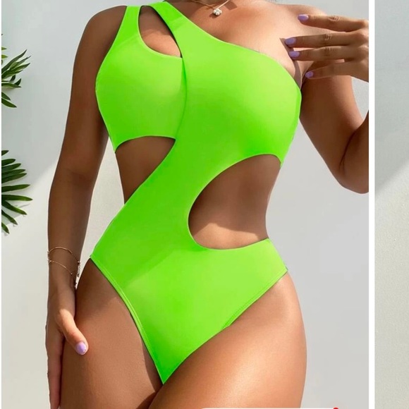 Cut out bathing suit size small - Picture 3 of 3